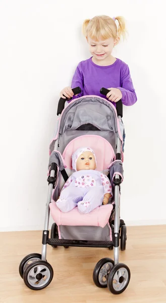 Küçük kız bebek ve bebek arabası ile oynama — Stok fotoğraf