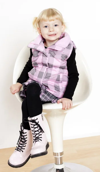 Μικρό κορίτσι που κάθεται στην καρέκλα — Φωτογραφία Αρχείου
