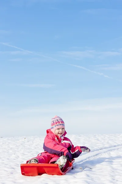 Bambina con bob nella neve — Foto Stock