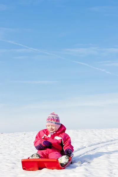 Petite fille avec Bob dans la neige — Photo