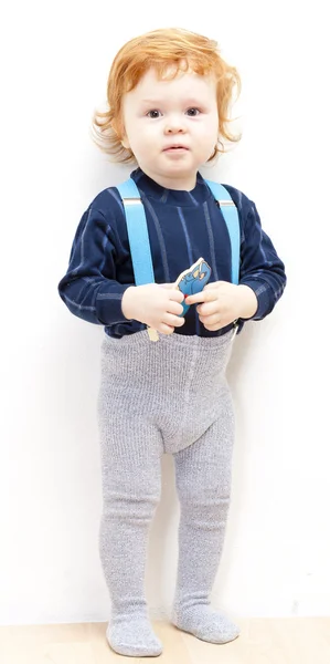 De pé menino com um brinquedo — Fotografia de Stock