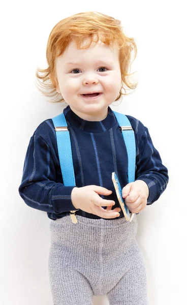 Πορτρέτο της μόνιμης μικρό αγόρι με ένα παιχνίδι — Φωτογραφία Αρχείου