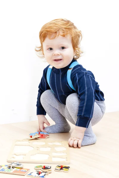 Μικρό αγόρι παίζει με το παζλ — Φωτογραφία Αρχείου