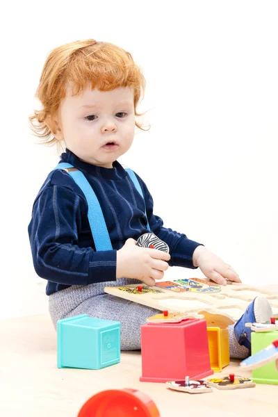 Mały chłopiec bawi się puzzle — Zdjęcie stockowe