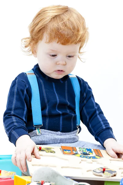 Niño jugando con rompecabezas — Foto de Stock