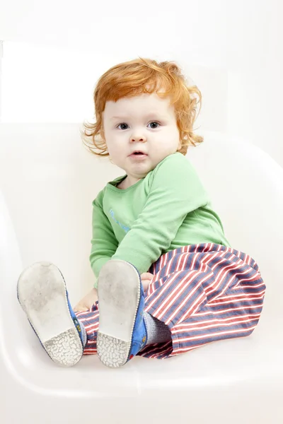 Sentado niño pequeño —  Fotos de Stock
