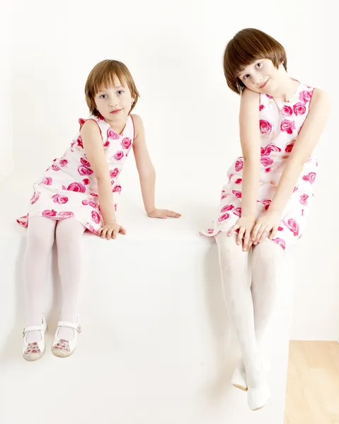 Benzer elbiseler giyen iki kız kardeş — Stok fotoğraf