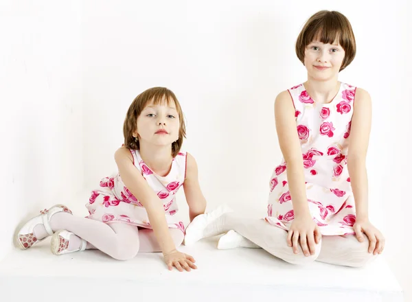 Twee zussen soortgelijke jurken dragen — Stockfoto