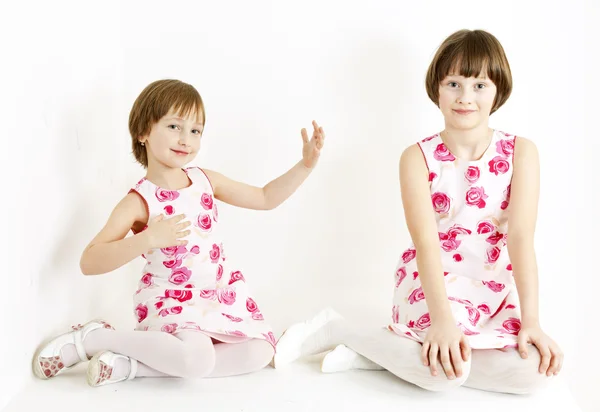 Two sisters wearing similar dresses — Stock Photo, Image