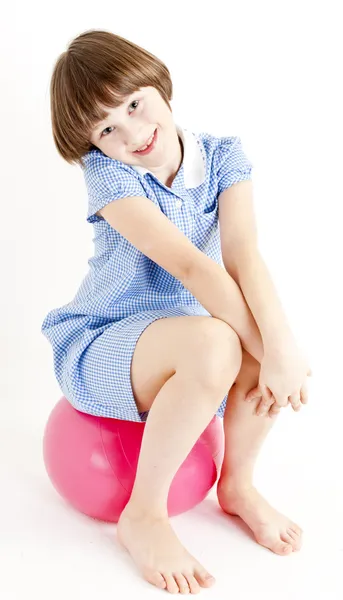 Fille assise sur une balle — Photo