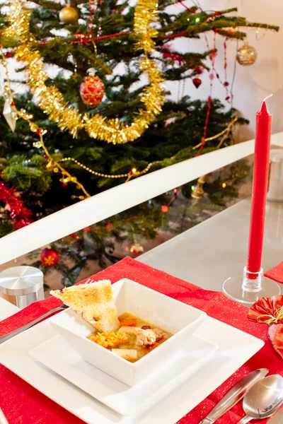 Árbol de Navidad y sopa de pescado de Navidad en la mesa —  Fotos de Stock