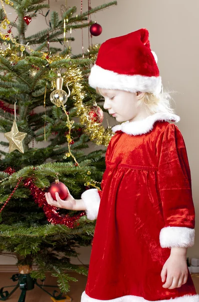 Niña como Santa Claus por el árbol de Navidad — Foto de Stock