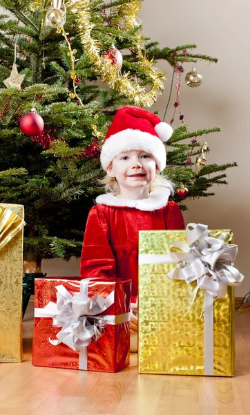 Liten flicka som jultomte med jul presenterar — Stockfoto