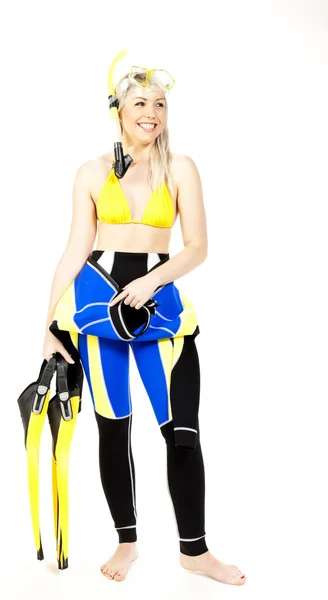 Giovane donna in piedi che indossa neoprene con attrezzatura per lo snorkeling — Foto Stock