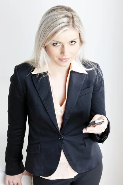 Retrato de una joven empresaria con un móvil —  Fotos de Stock