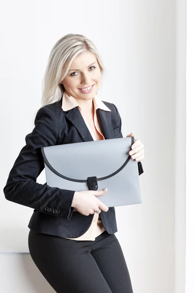 Portret van jonge zakenvrouw met een werkmap — Stockfoto