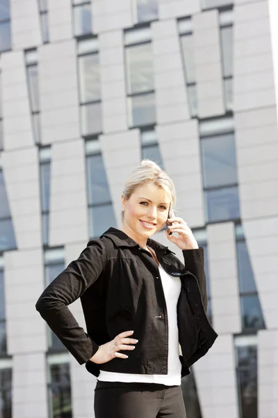 Portret van jonge zakenvrouw telefoneren — Stockfoto