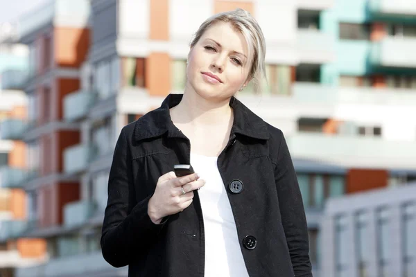 Porträtt av ung affärskvinna med en mobil — Stockfoto