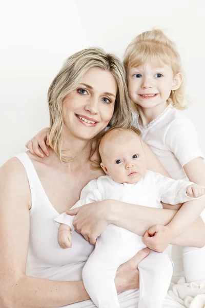 Retrato de mãe com suas filhas — Fotografia de Stock