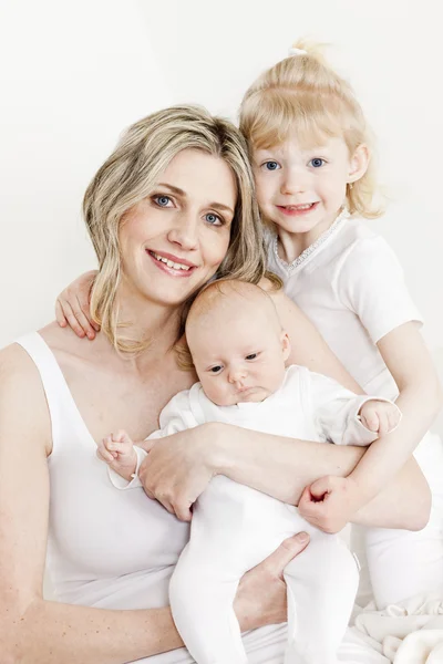 Portrét matky se svými dcerami — Stock fotografie