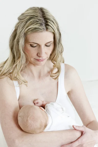 Anne bebeğini Hemşirelik portresi — Stok fotoğraf
