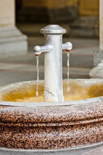 Boiling spring in Mlynska Colonnade, Karlovy Vary (Carlsbad), Cz — Stock Photo, Image