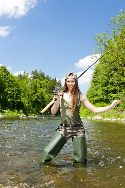 Vrouw vissen in rivier, Tsjechië — Stockfoto