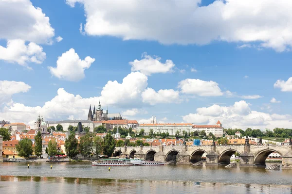 Hradthe con el puente de Charles, Praga, República Checa — Foto de Stock