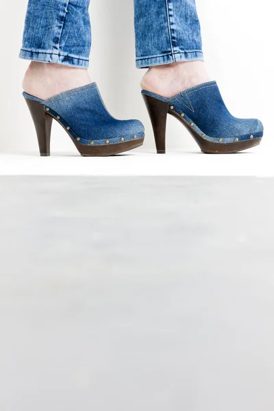 Dettaglio della donna che indossa zoccoli di denim — Foto Stock