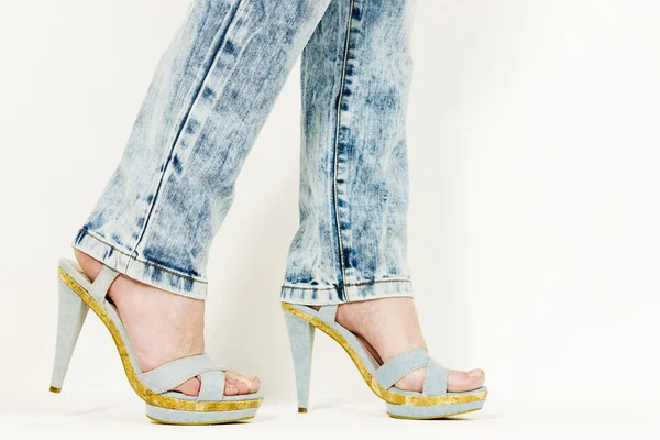 Detalhe da mulher usando sapatos de verão jeans — Fotografia de Stock