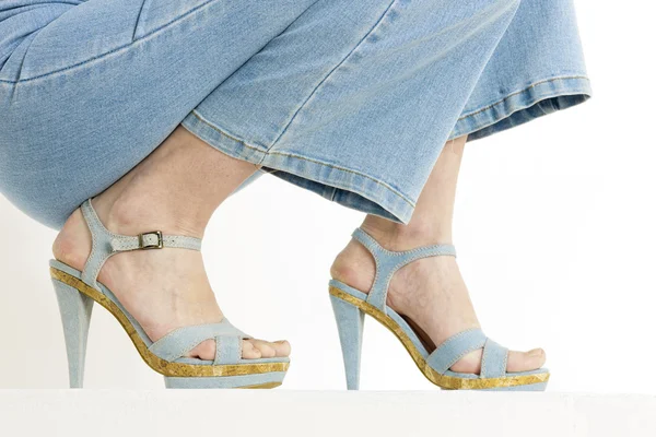 Detalhe da mulher usando sapatos de verão jeans — Fotografia de Stock