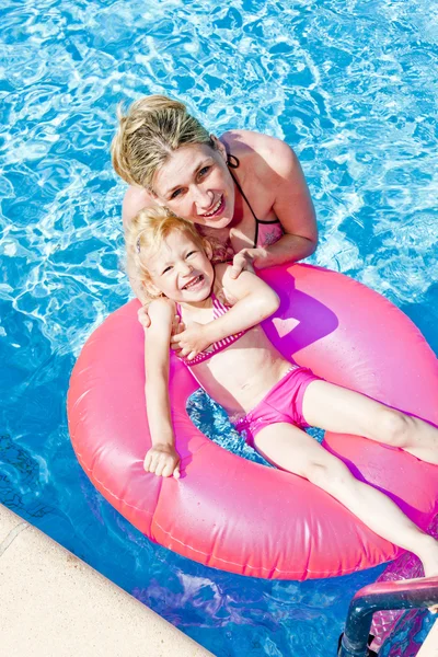 Matka se svou dcerou v bazénu — Stock fotografie