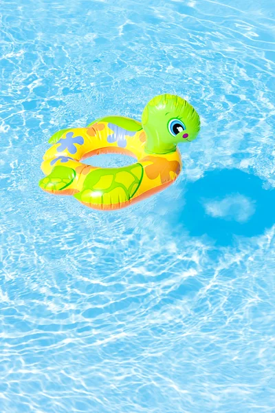 Pierścień gumowy Zielona dziecka w basenie — Zdjęcie stockowe