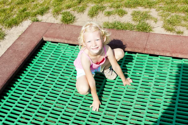 Malá dívka trampolína — Stock fotografie