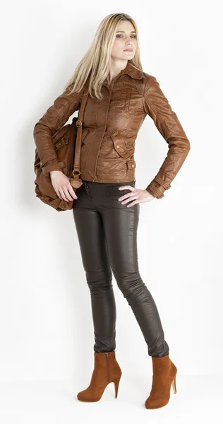 Mujer de pie con ropa marrón y zapatos marrones de moda — Foto de Stock