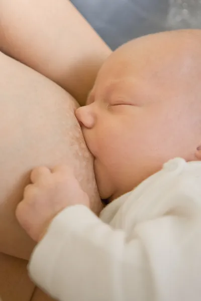 Bébé allaitant — Photo