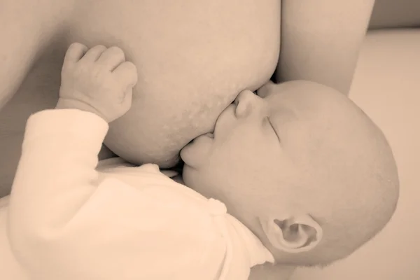 赤ちゃんの授乳 — ストック写真