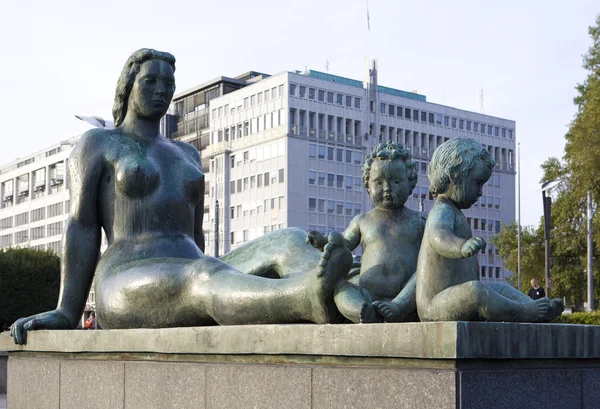 Статуя перед ратушею (radhuset), Осло, Норвегія — стокове фото