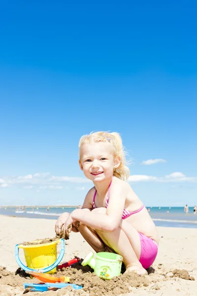 小さな女の子が、ビーチで海で遊んで — ストック写真