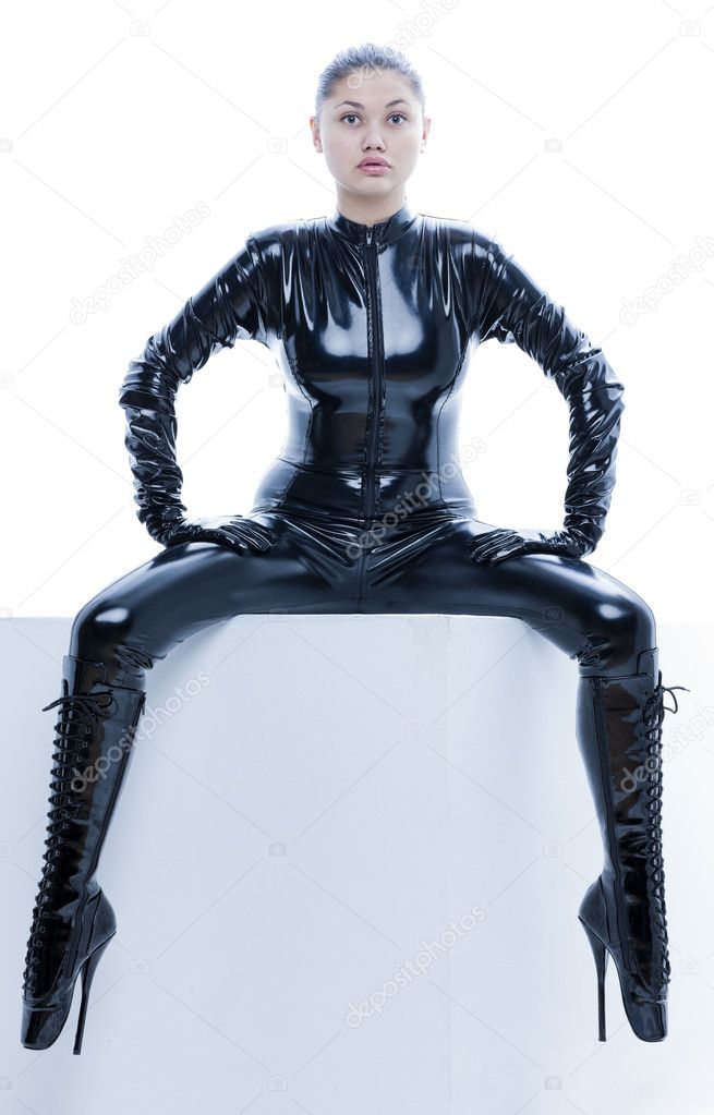 Sentada joven mujer usando ropa extravagante: fotografía de stock ©   #11430043 | Depositphotos