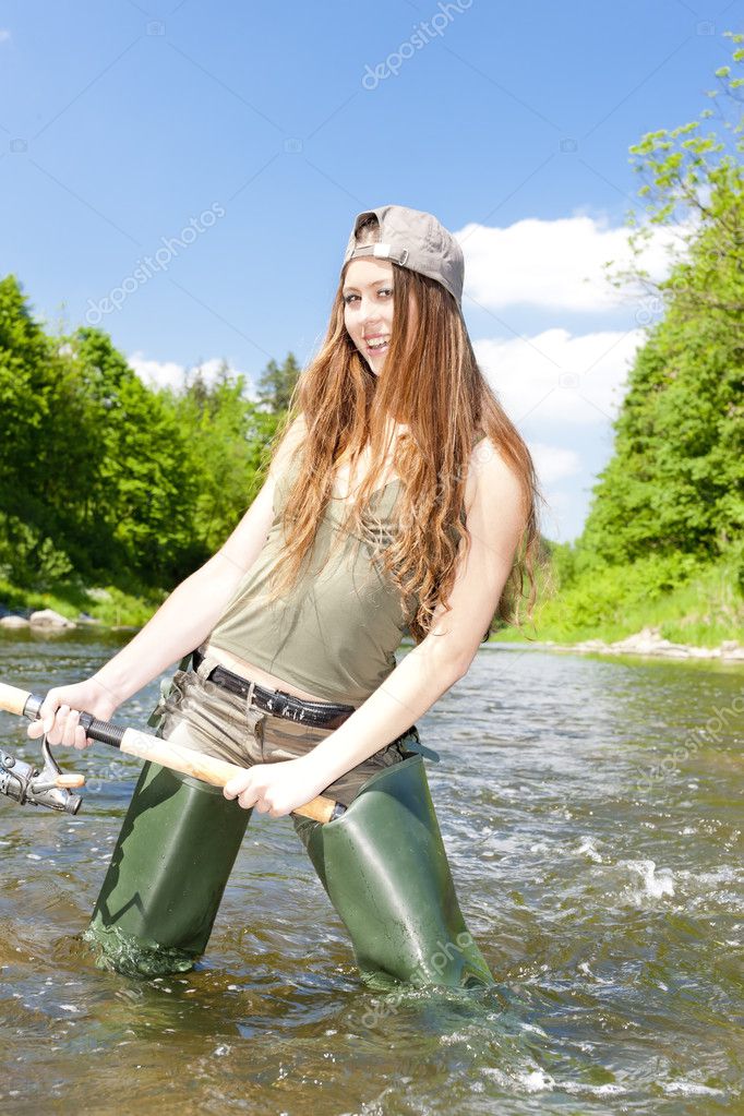 Femme pêche dans la rivière, République tchèque ...