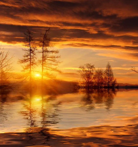 Apus de soare pe lac — Fotografie, imagine de stoc