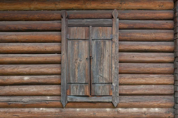 Ventana cerrada en casa de madera — Foto de Stock