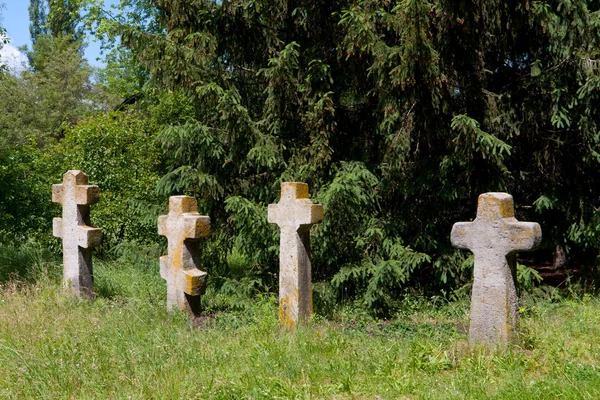묘지에 있는 오래 된 십자가 — 스톡 사진