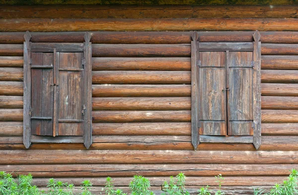 Закрытые старые окна — стоковое фото