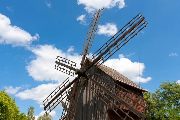 Větrný mlýn na modré obloze pozadí — Stock fotografie
