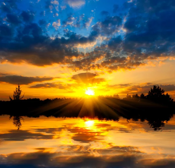 Beau coucher de soleil sur le lac — Photo