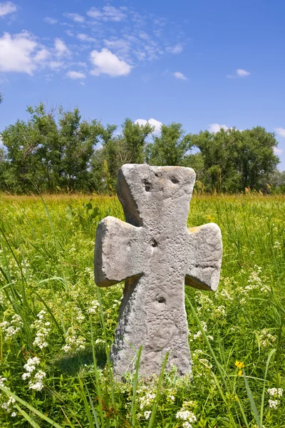 Antigua cruz de piedra en el prado —  Fotos de Stock