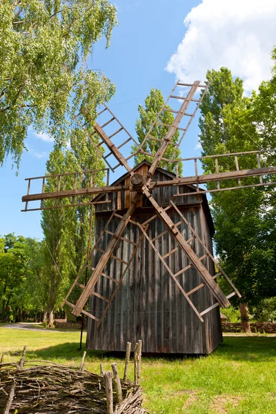Stary wiatrak — Zdjęcie stockowe