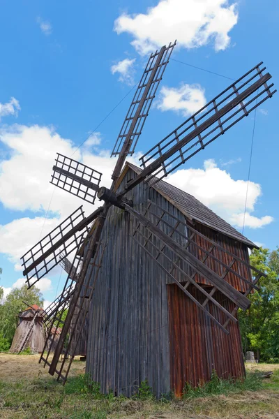 Antiguo molino de viento en el prado — Foto de Stock